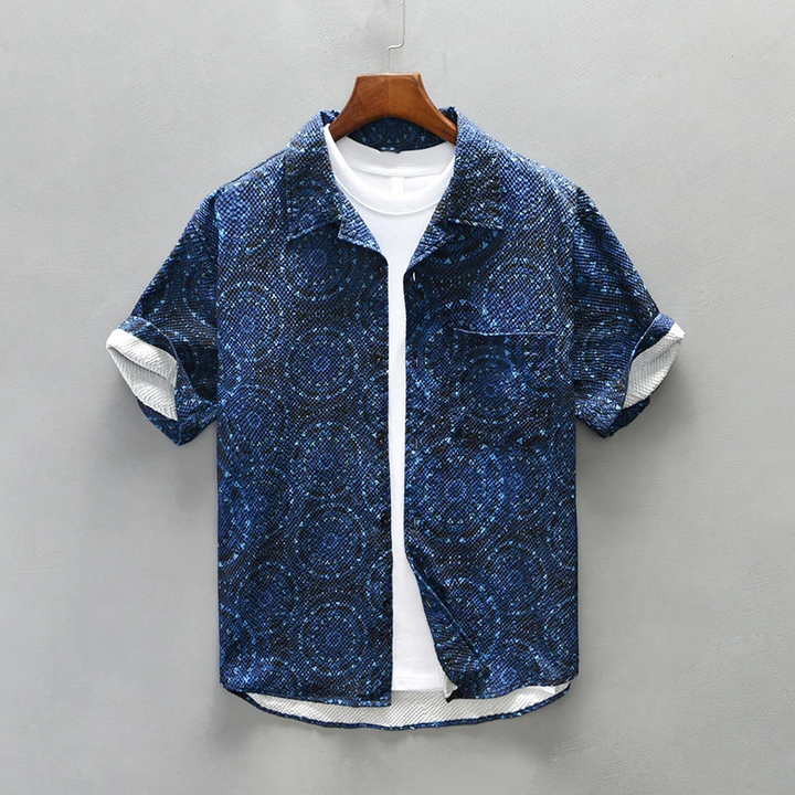 Men’s Short Sleeve Button-Up Shirt with Patterned Design and Chest Pocket