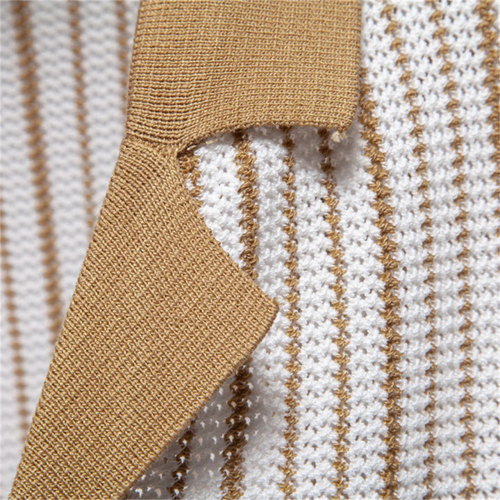 Men’s Short Sleeve Button-Up Shirt with Vertical Stripe Pattern and Contrast Placket